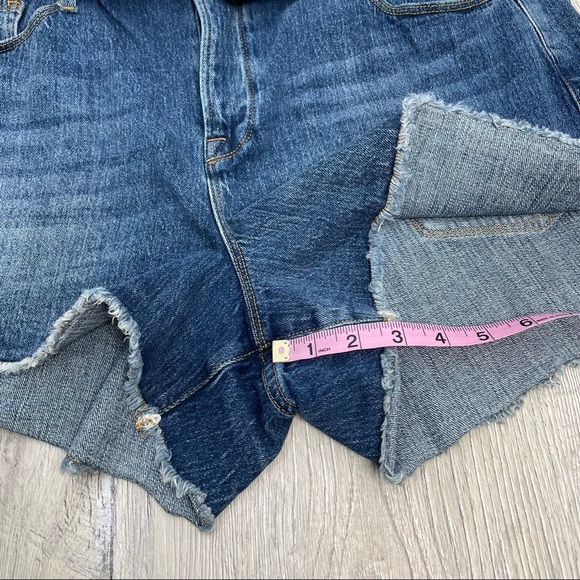 Good American The Cut Off Shorts - Picture 5 of 9